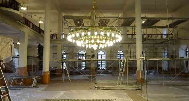 Kapısı yakılan tarihi camide tadilat başlatıldı