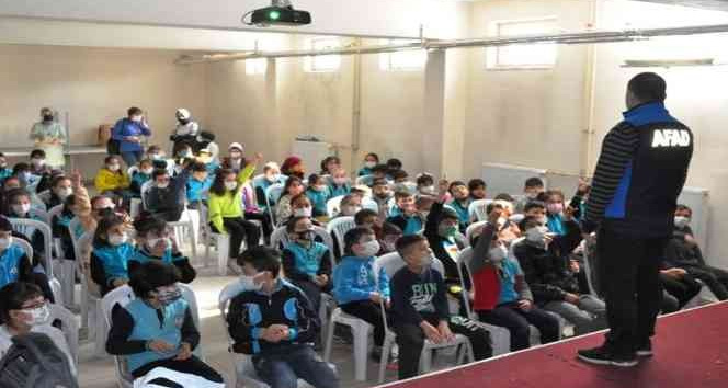 Kütahya’da ilkokul öğretmen ve öğrencilerine okul afet farkındalık eğitimi