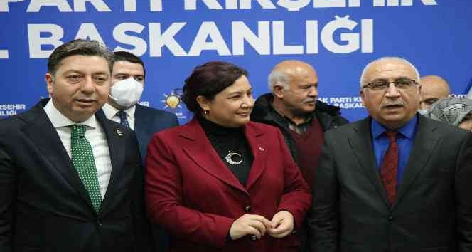 AK Parti, CHP’li belediye meclis üyelerine rozet taktı