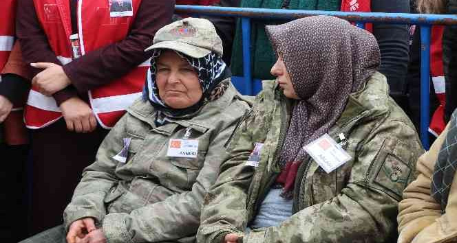 Annesi ve ablası kamuflajını giydi... Hataylı şehit son yolculuğuna uğurlandı