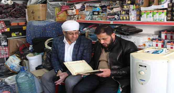 Gönüllüler Cizre’de esnafı ziyaret ederek Kur’an’ı Kerim öğretiyor