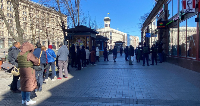 Kievde sokağa çıkma yasağının ardından halk marketlere akın etti