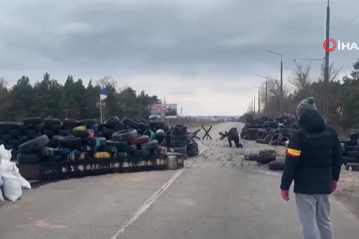 Ukraynalılar Energodar girişinde Rus ordusuna karşı barikat kurdu