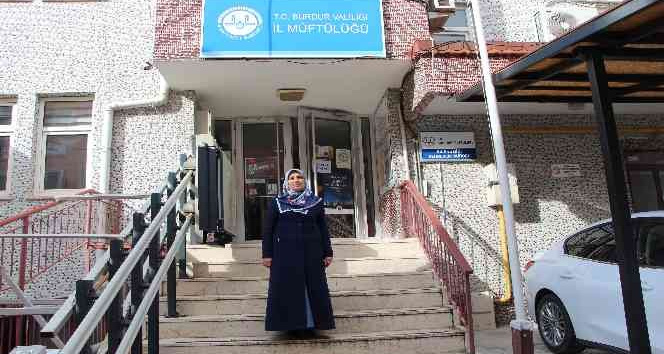 28 Şubat mağduru öğretmenlik hayalini kadınlara Kur’an Kerim öğreterek gerçekleştirdi