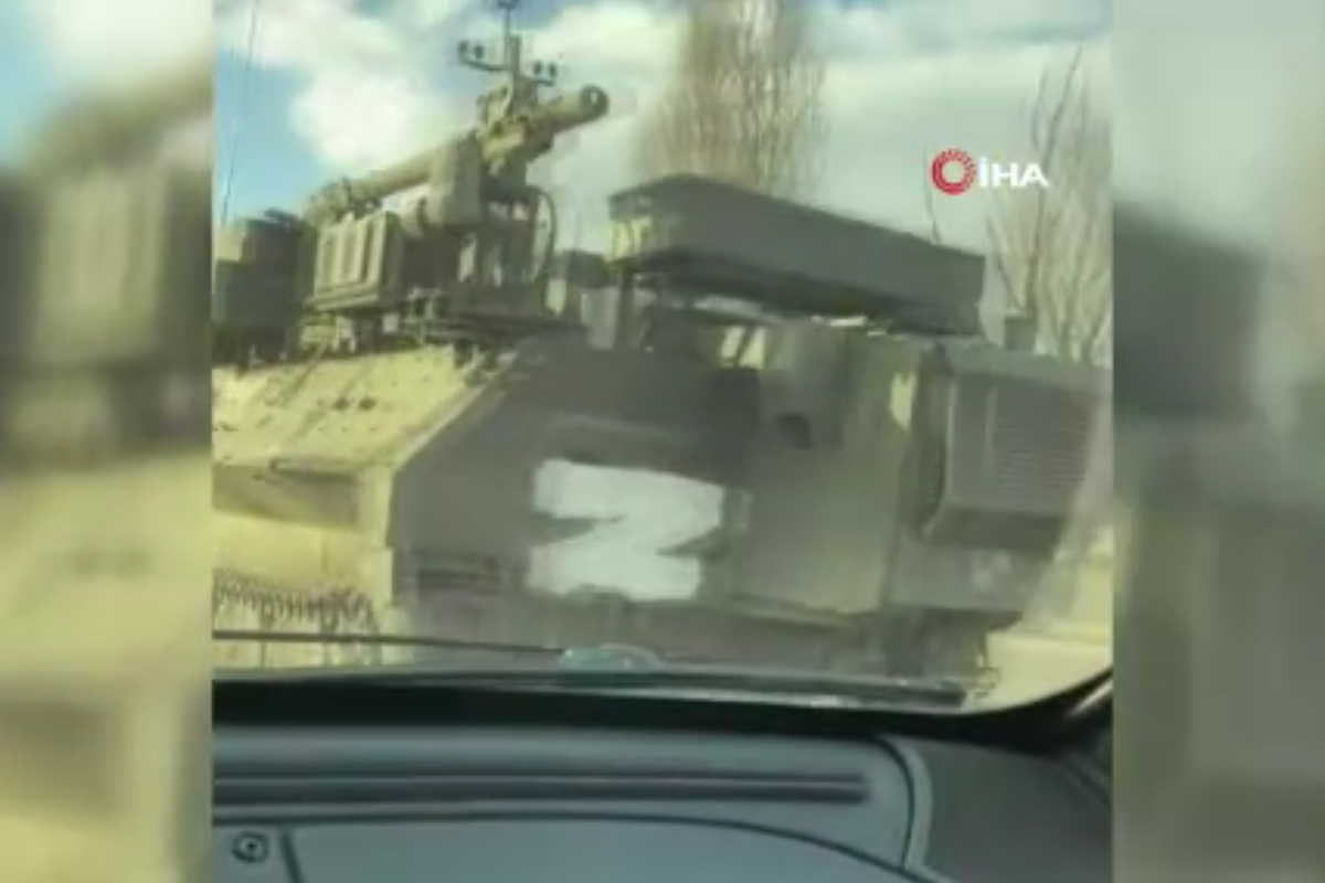 Rus zırhlı aracına molotof atan Ukraynalı kendini yaktı