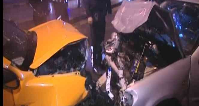 Ankara’da polisin "dur" ihtarına uymayan sürücü ters yönde ilerleyen başka bir otomobille kafa kafaya çarpıştı: 1 yaralı