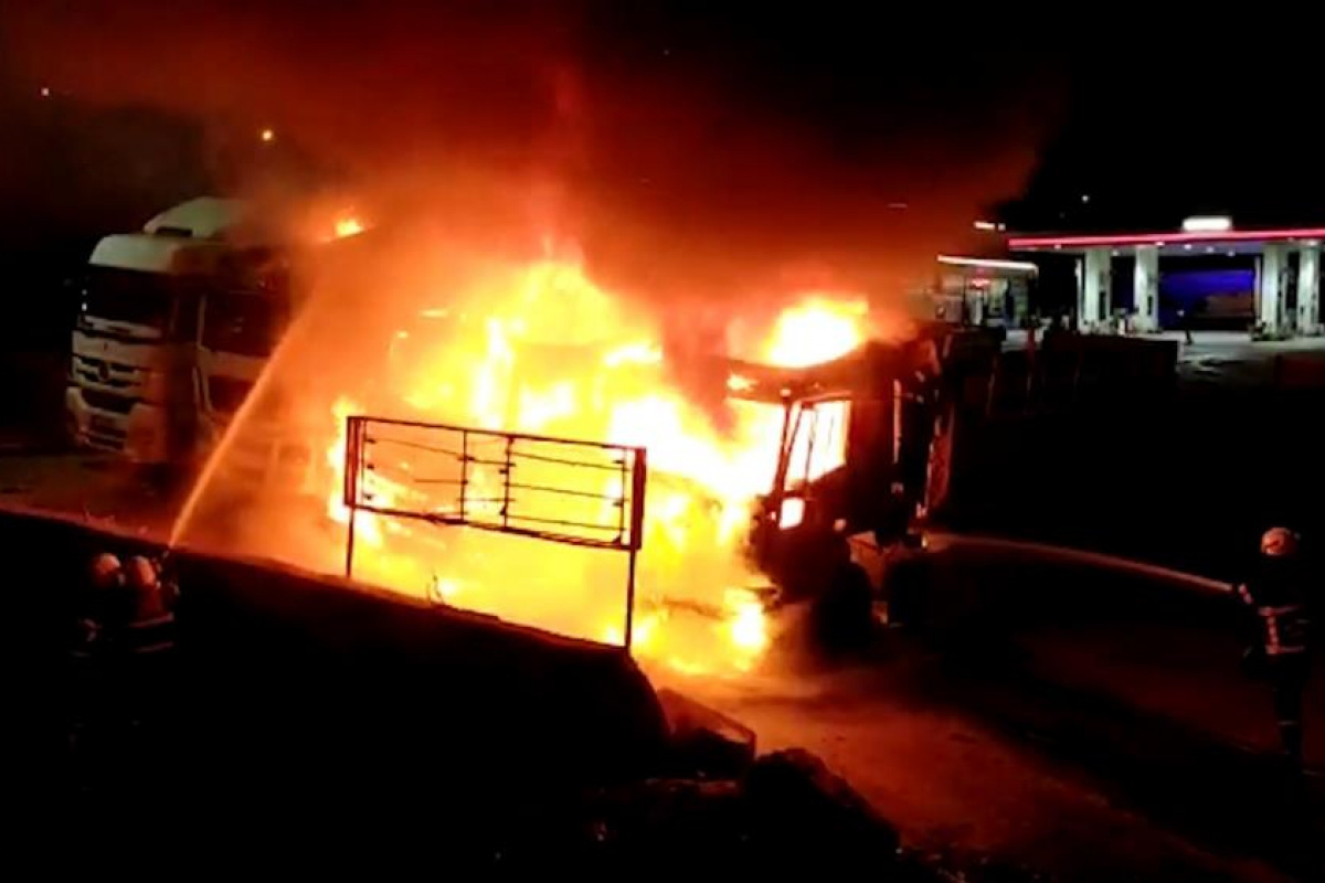 Kırıkkale'de sabaha karşı sıcak dakikalar: 3 tır alevlere teslim oldu