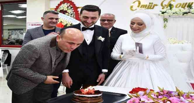 Nikâh masasında sürpriz doğum günü kutlaması