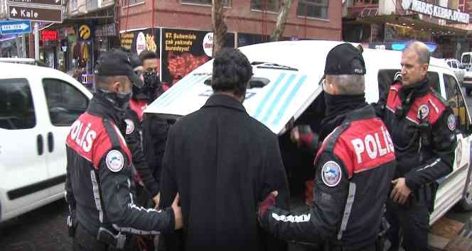 "Ailene büyü yapılmış" deyip para isteyen adamı polise yakalattı