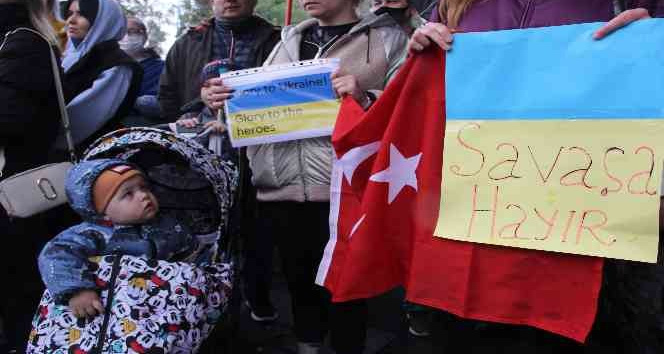 Ukraynalılar, Mersin’den tüm dünyaya ‘savaşa hayır’ diye haykırdı
