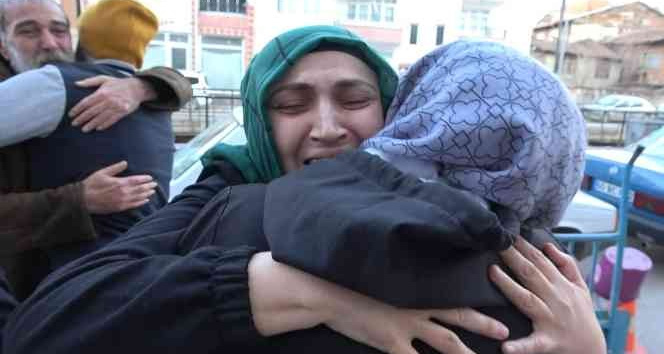 Ukrayna’dan Türkiye’ye tahliye edilen anne ve çocukları ailesine kavuştu, gözyaşları sel oldu