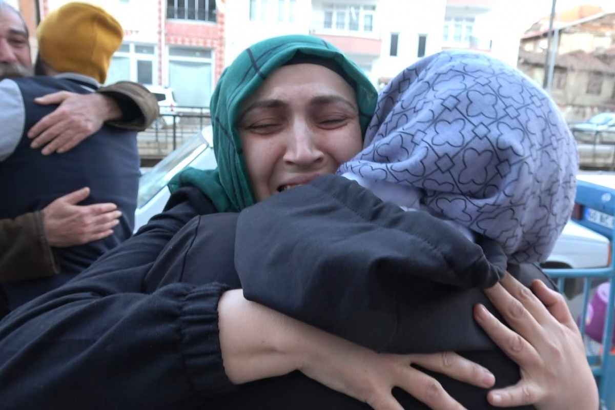 Ukrayna'dan Türkiye'ye tahliye edilen anne ve çocukları ailesine kavuştu, gözyaşları sel oldu