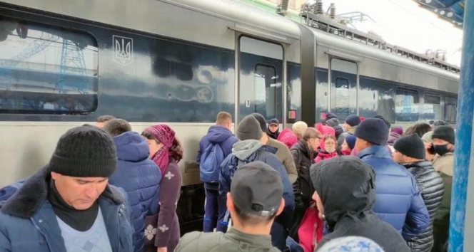 Kievi terk etmek isteyen halk tren istasyonlarında izdihama neden oldu