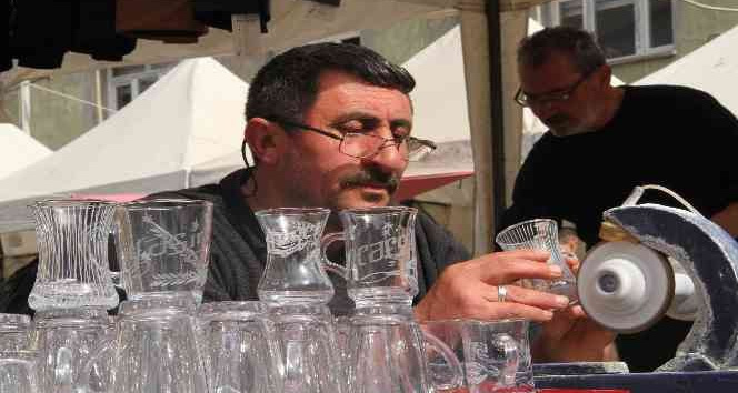 Şehir şehir gezerek 40 yıldır cama sanatını işliyor