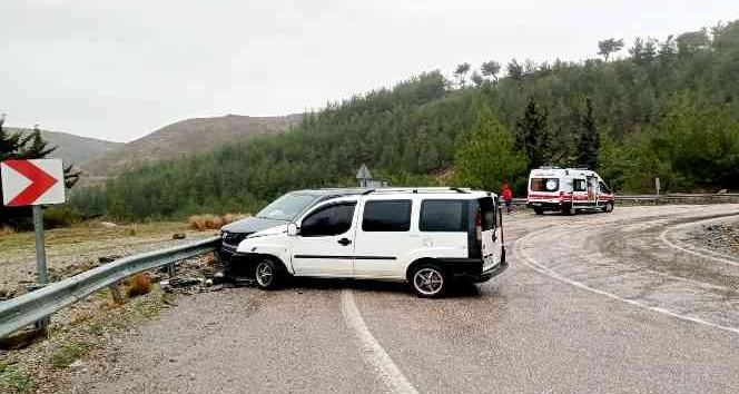 Osmaniye’de iki araç kafa kafaya çarpıştı: 2 yaralı