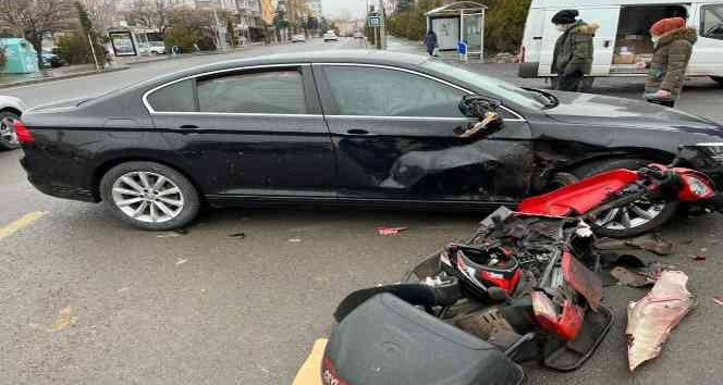 Motosiklet otomobile çarptı, 2 kişi yaralandı