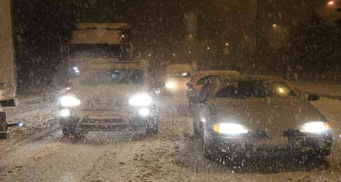 Burdur’da şehirlerarası yollar 3 saat sonra trafiğe açıldı