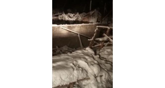 Burdur’da karın ağırlığına dayanamayan ahırın çatısı çöktü