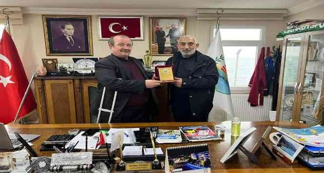 Başkan Temel’den emekli personele plaket