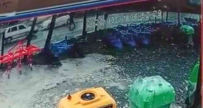 Otomobil sürücüsü ile yayanın dikkatsizliği kaza getirdi