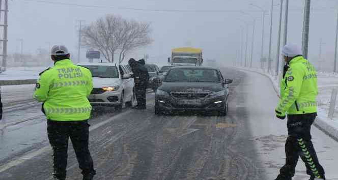 Aksaray - Konya Yolu kar yağışı tipi ve buzlanma nedeniyle trafiğe kapatıldı