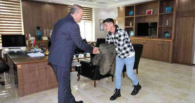 Rektör Elmastaş, “ilk günüm yalnız geçti" diyen öğrenciyi misafir etti