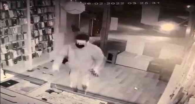 Hırsızlık için girdiği işyerinin kapısını taşla kırdı