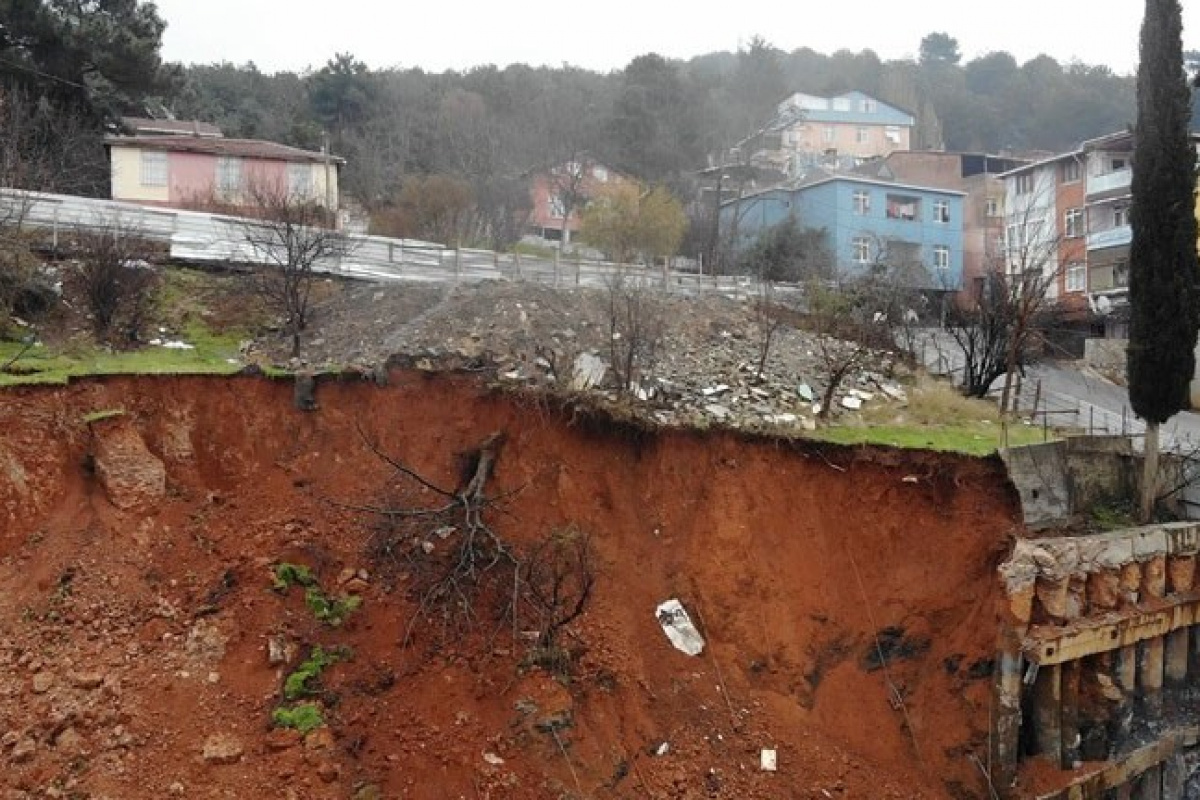 Kartal’da şiddetli yağış inşaatta toprak kaymasına neden oldu