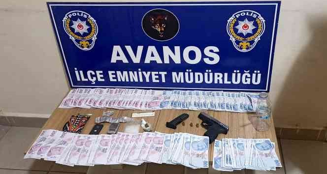 Şüpheli araçtan sahte para çıktı