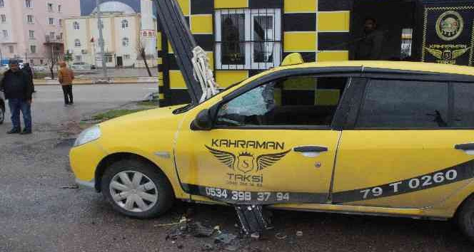 Demir, park halindeki araca ok gibi saplandı