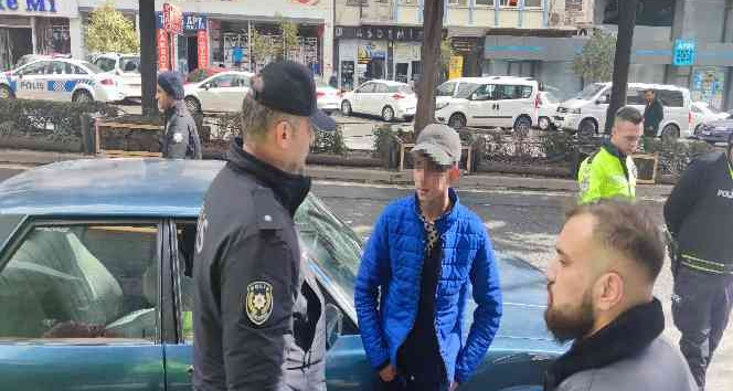 Babasının aracıyla gezmeye çıkan genç ortalığı birbirine kattı