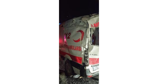 Hasta taşıyan ambulans buzlanma nedeniyle kaza yaptı: 1 yaralı