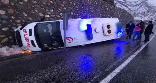 Tatvan’da ambulans devrildi: 2 yaralı