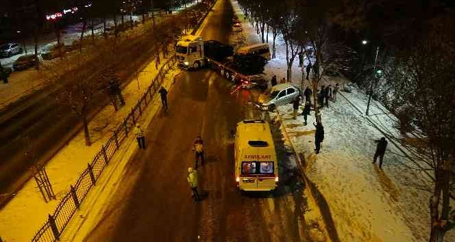 Yozgat’ta yollar buz pistine döndü, 15 araç birbirine girdi