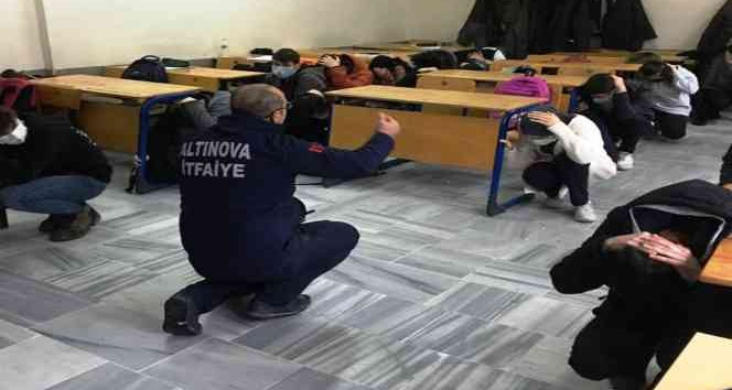 Öğrencilere, deprem ve yangın tatbikatı