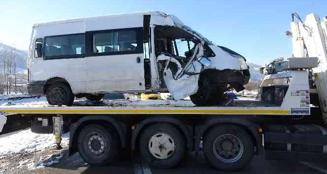 Buzlanan yolda askeri personeli taşıyan servis devrildi: 1 şehit, 3 yaralı