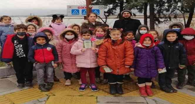 Minik öğrenciler, kuşlara hayran kaldı