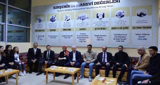 Vali Akın üniversite öğlencileriyle bir araya geldi