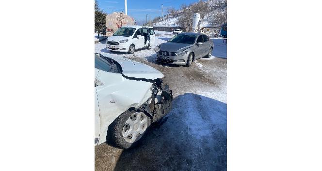 Otomobiller kafa kafaya çarpıştı