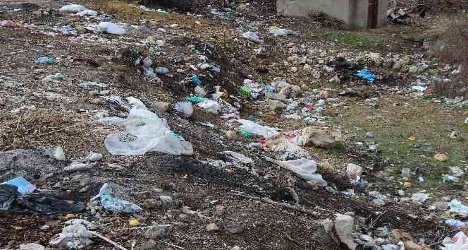 İlçe belediyesi köydeki çöpleri toplamak için ‘davetiye’ bekliyor