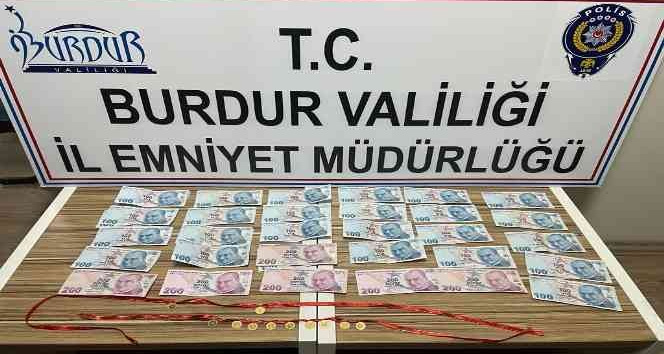 Evlerden yaklaşık 100 bin lira değerinde altın ve para çalan hırsızlar yakalandı