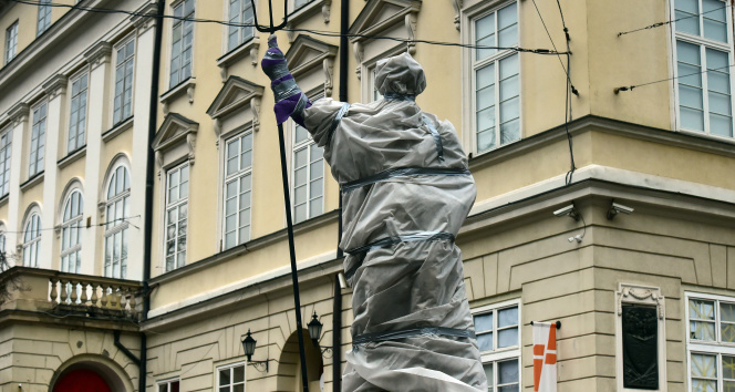 Lvivde heykellere savaş ihtimaline karşı brandalar çekiliyor
