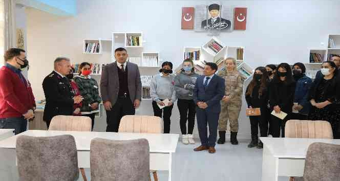 Jandarmadan liseli öğrencilere 3 bin 369 kitap