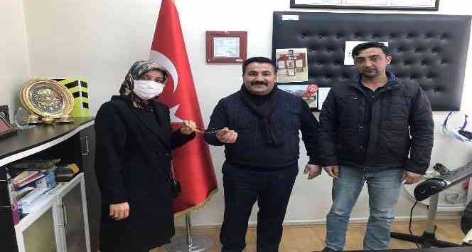 Okul bahçesine düşürülen altın bilekliğin sahibi 1 ay sonra bulundu