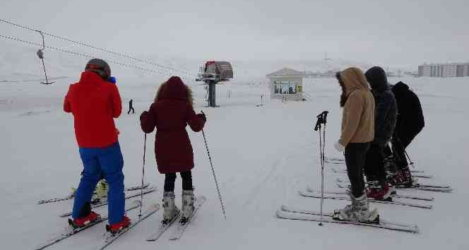 Bitlis’te 1 liraya kayak eğitimi
