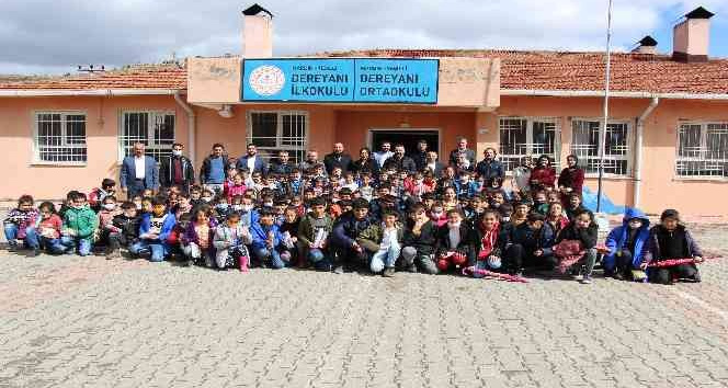İş insanları ‘Gülümse Gülümset’ projesiyle köy okullarında eğitim gören çocuklar için yola koyuldu