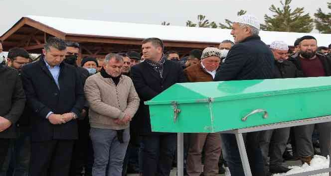 Kazada 3 arkadaşıyla birlikte ölen genç kız gözyaşları arasında toprağa verildi