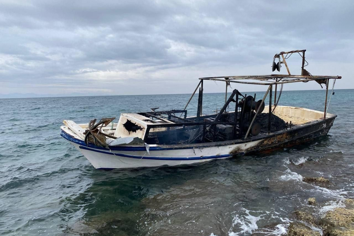 Didim’de teknesi yanan kaptanı Sahil Güvenlik ekipleri kurtardı
