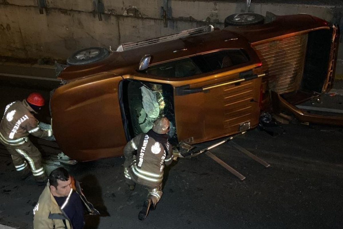 Beyoğlu’nda trafik levhasına çarpan pikap takla attı: 3 yaralı