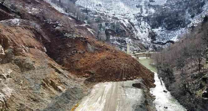 Giresun’da heyelan iki beldenin yolunu kapattı